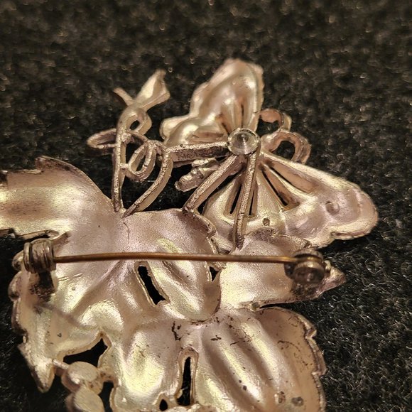 Vintage Art Deco Pot Metal Brooch with Red & Green Rhinestones - Picture 5 of 5